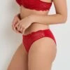 Culotte Microfibre et Dentelle Rouge – Finition Écailles et Nœud Couture