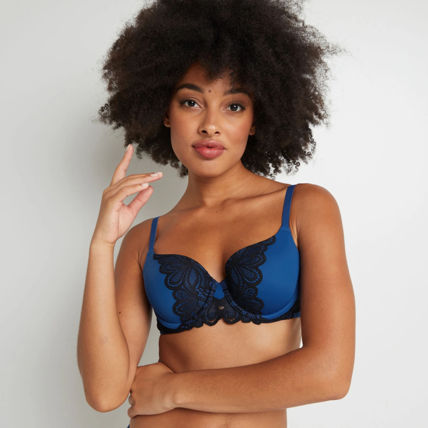 RougeGorge SYARA Bleu – Soutien-Gorge Ampliforme Emboîtant en Dentelle avec Bijou 2 RougeGorge SYARA Bleu – Soutien-Gorge Ampliforme Emboîtant en Dentelle avec Bijou – Image 2