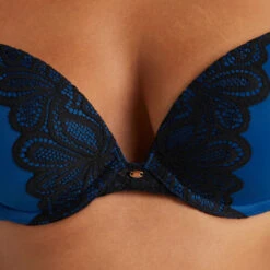 Soutien-Gorge Push-Up SYARA Bleu en Dentelle – Décolleté Galbé et Confort Microfibre 6 Soutien-Gorge Push-Up SYARA Bleu en Dentelle – Décolleté Galbé et Confort Microfibre -ROUGEGORGE 11286203 Z