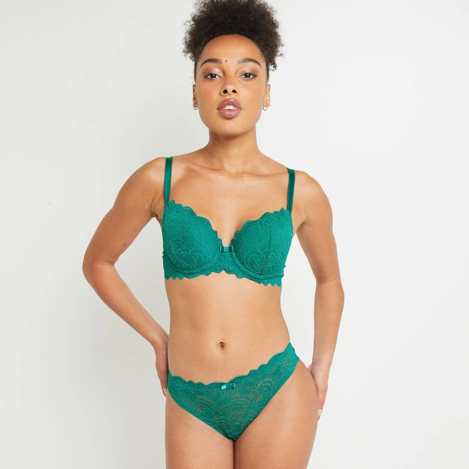 Culotte Micro Vert Sauge Dentelle Ajourée – Lingerie Féminine Microfibre & Dentelle 3 Culotte Micro Vert Sauge Dentelle Ajourée – Lingerie Féminine Microfibre & Dentelle – Image 3