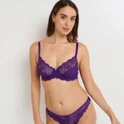 Soutien-Gorge Emboîtant RougeGorge Dentelle Violet Intense – Maintien et Confort Iconique