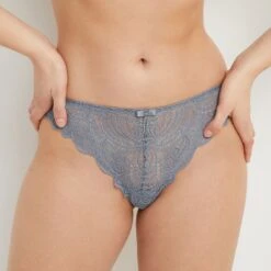 TANGA DENTELLE BLEU CLAIR