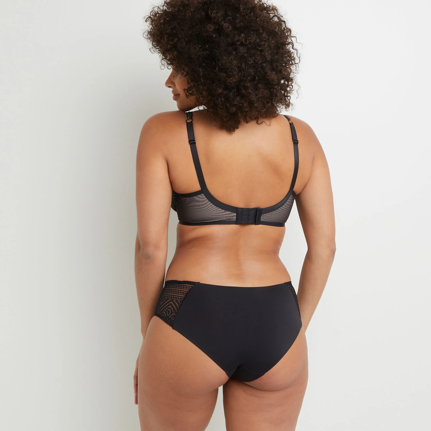 Shorty BABY Noir - Dentelle Graphique Vintage et Microfibre Lisse 2 Shorty BABY Noir - Dentelle Graphique Vintage et Microfibre Lisse – Image 2