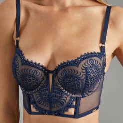Soutien-gorge Brenda Rose Marine – Corbeille Ampliforme à Broderie Slave et Détails Géométriques 6 Soutien-gorge Brenda Rose Marine – Corbeille Ampliforme à Broderie Slave et Détails Géométriques -ROUGEGORGE 20009000 Z