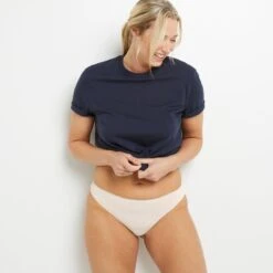 Bala Rose Poudré – Tanga en Viscose Éco-responsable avec Finitions Dentelle Festonnée 7 Bala Rose Poudré – Tanga en Viscose Éco-responsable avec Finitions Dentelle Festonnée -ROUGEGORGE 20027302 D