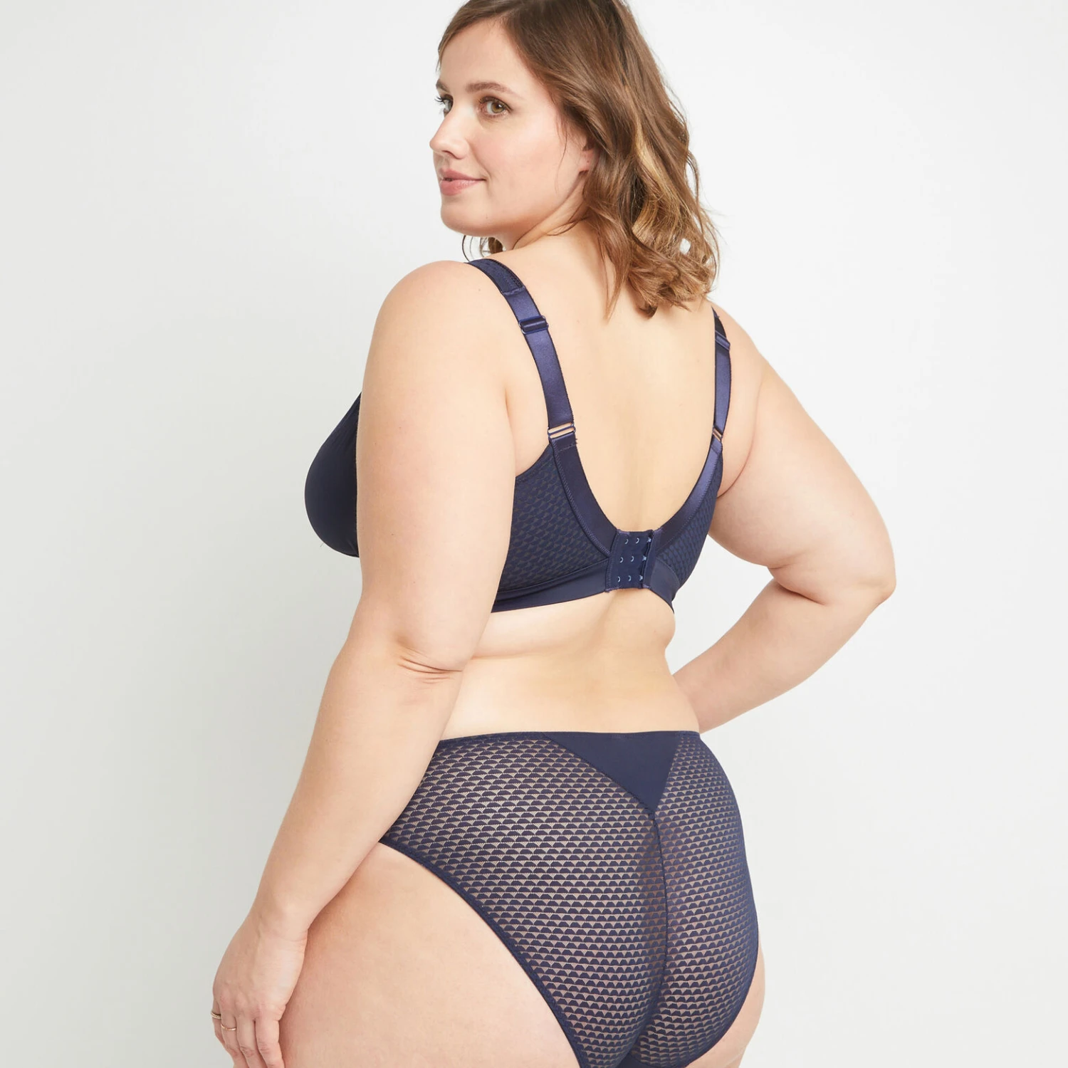 Soutien-gorge Bernadette Marine sans armatures – Dentelle et Tulle Collection Courbe + (Grands Bonnets) 4 Soutien-gorge Bernadette Marine sans armatures – Dentelle et Tulle Collection Courbe + (Grands Bonnets) – Image 4