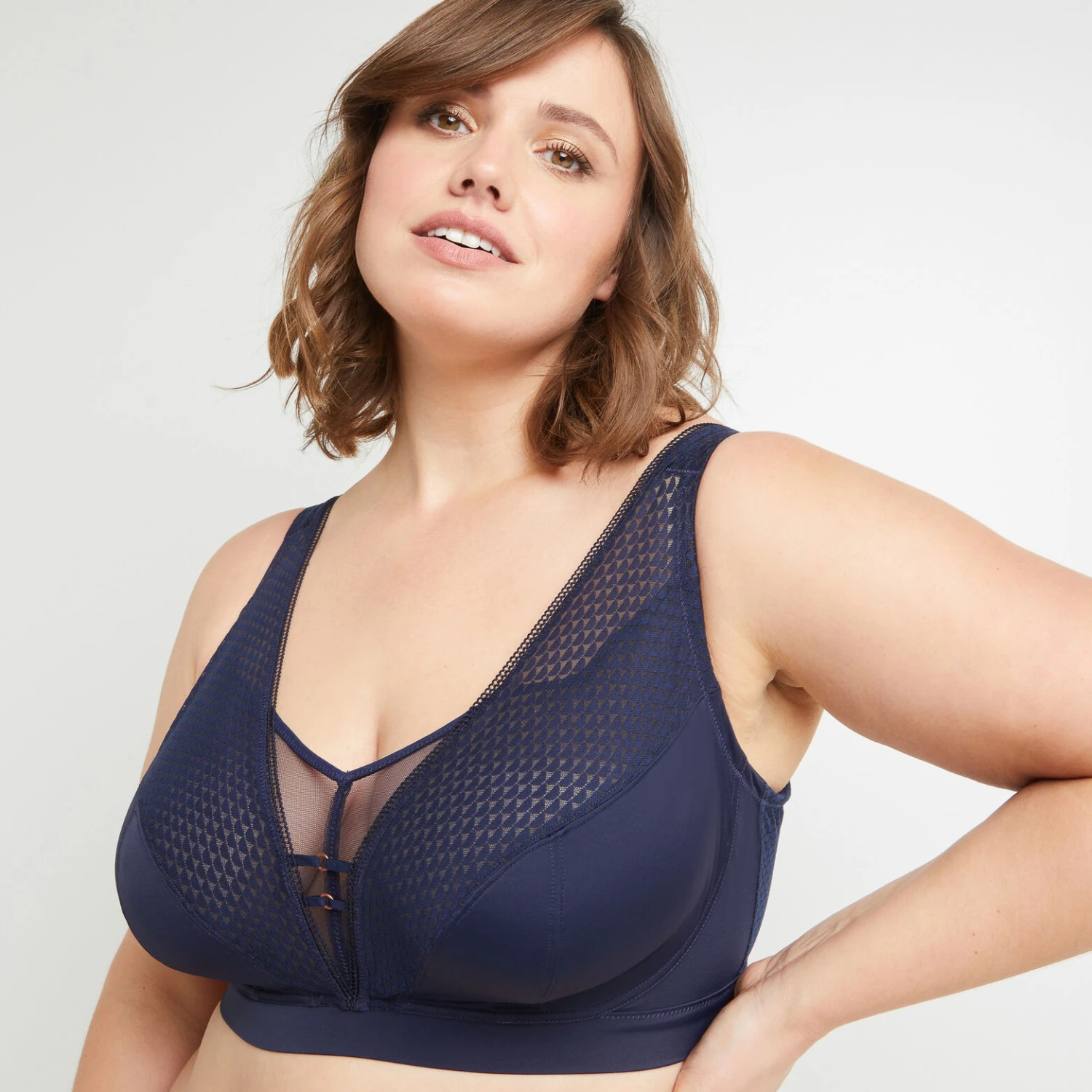 Soutien-gorge Bernadette Marine sans armatures – Dentelle et Tulle Collection Courbe + (Grands Bonnets) 2 Soutien-gorge Bernadette Marine sans armatures – Dentelle et Tulle Collection Courbe + (Grands Bonnets) – Image 2