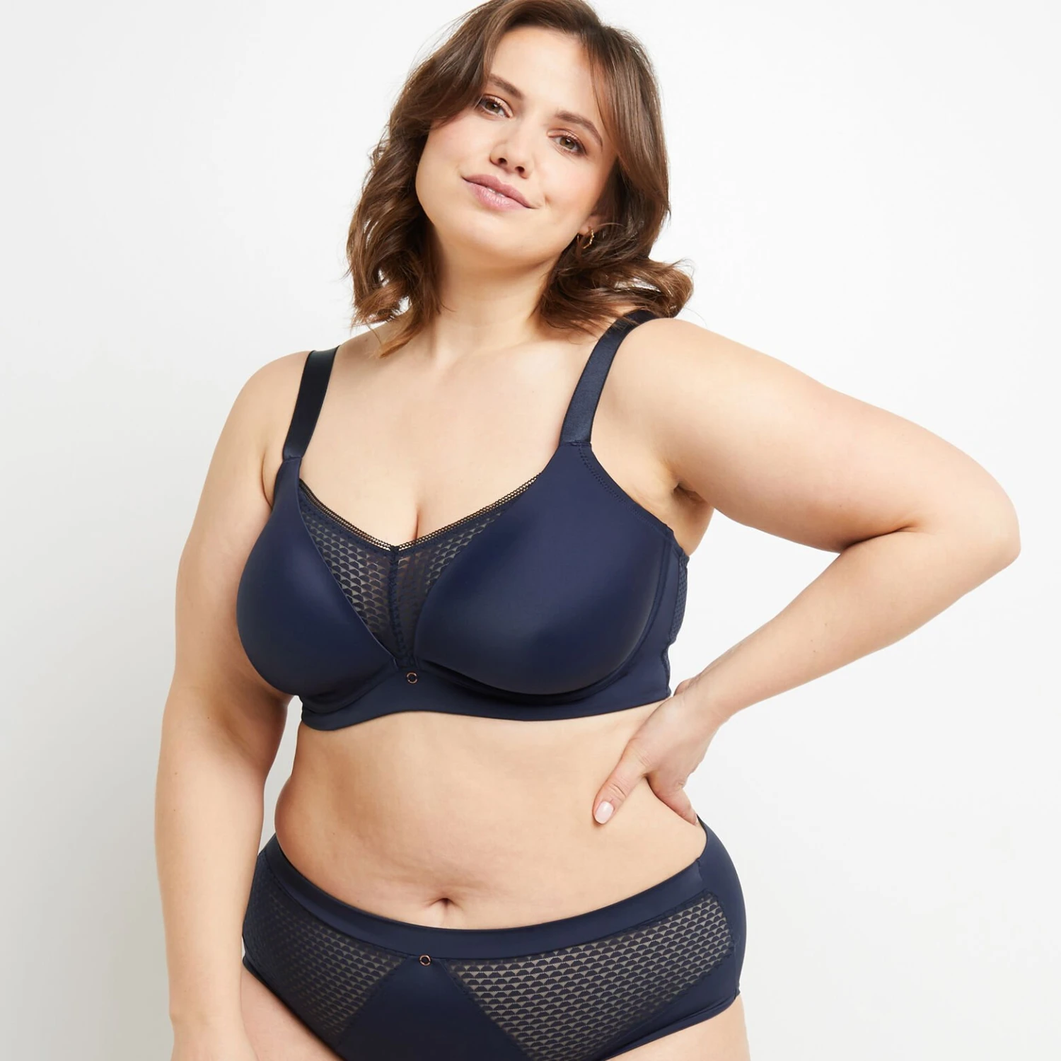 Soutien-gorge Marine Bernadette - Dentelle Graphique et Maintien Courbe + Grands Bonnets 1 Soutien-gorge Marine Bernadette - Dentelle Graphique et Maintien Courbe + Grands Bonnets