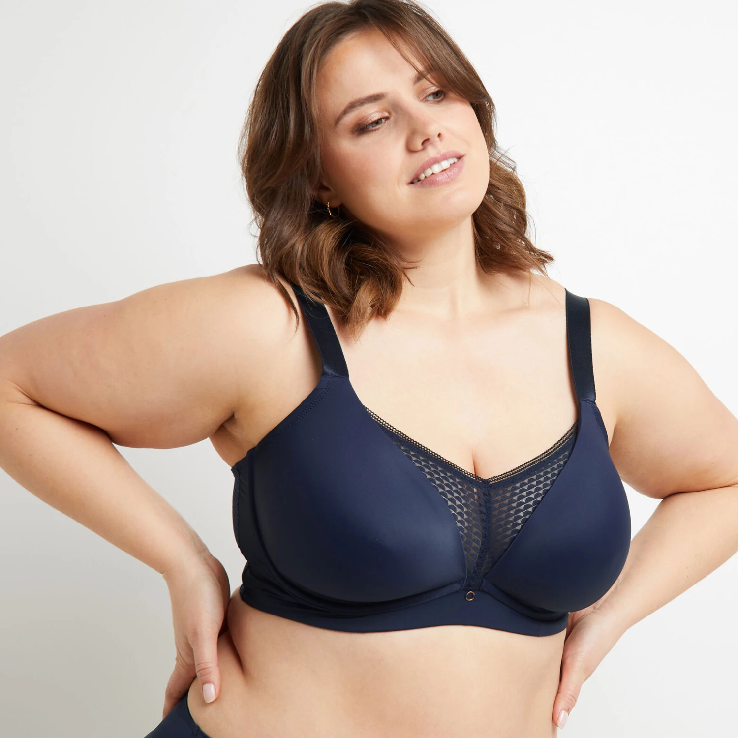 Soutien-gorge Marine Bernadette - Dentelle Graphique et Maintien Courbe + Grands Bonnets 2 Soutien-gorge Marine Bernadette - Dentelle Graphique et Maintien Courbe + Grands Bonnets – Image 2
