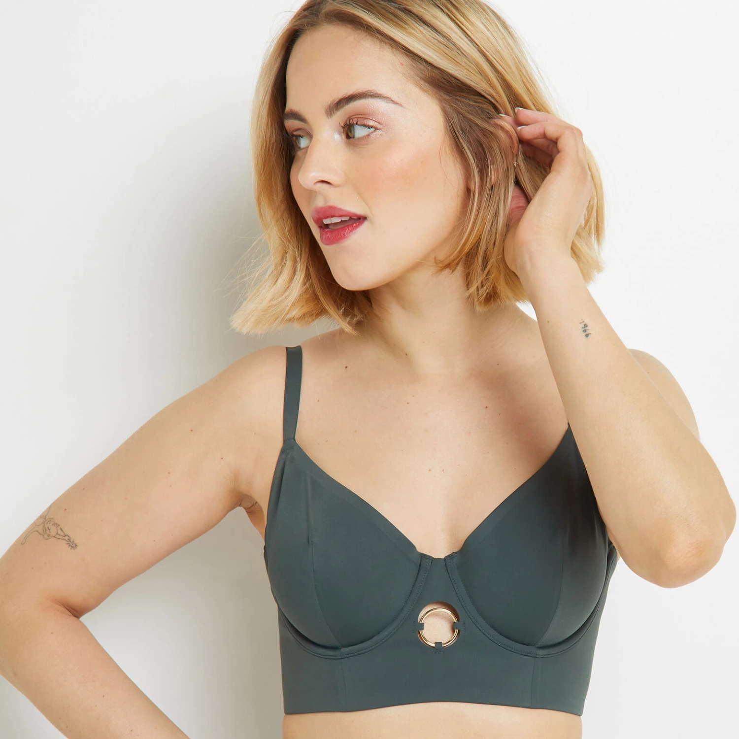 Lisa Maillot de Bain Emboîtant Vert Foncé – Haut de Bikini Graphique avec Anneau Doré 2 Lisa Maillot de Bain Emboîtant Vert Foncé – Haut de Bikini Graphique avec Anneau Doré – Image 2