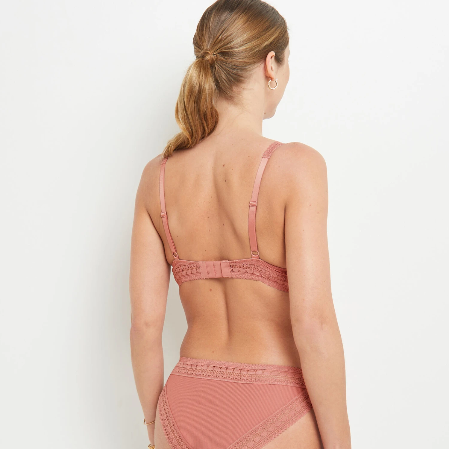 Soutien-gorge Rose Ampliforme Foulard BEN – Dentelle Vintage et Effet Galbant 4 Soutien-gorge Rose Ampliforme Foulard BEN – Dentelle Vintage et Effet Galbant – Image 4