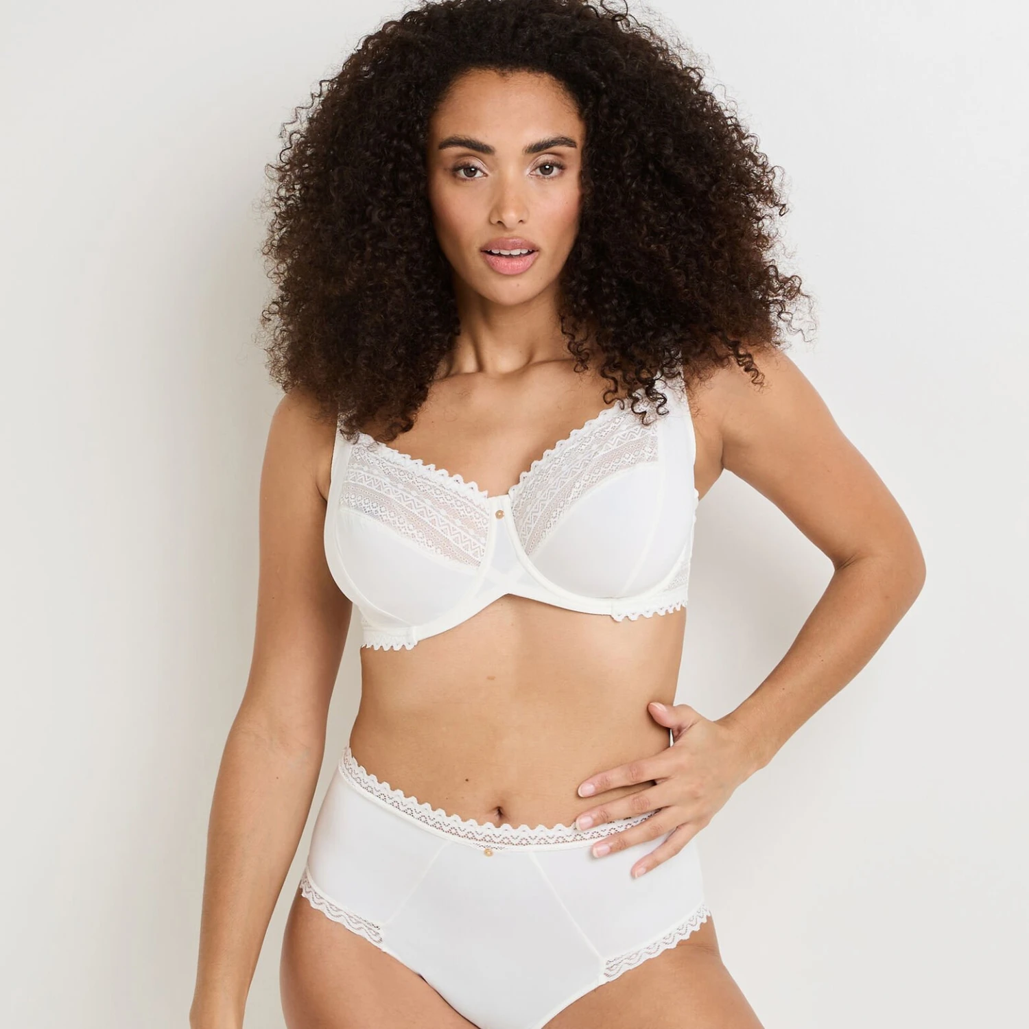 RougeGorge Douce Écru avec Dentelle Graphique – Soutien-Gorge Emboîtant Grande Taille 1 RougeGorge Douce Écru avec Dentelle Graphique – Soutien-Gorge Emboîtant Grande Taille