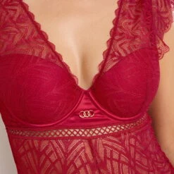 Body Ampliforme Dentelle Rouge Passion – Ligne FEMME avec Mancherons et Bijou Satin -ROUGEGORGE 21170502 Z