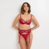 RougeGorge FEMME Rouge Intense – Dentelle Ajourée et Bijou Doré Porte-Jarretelles