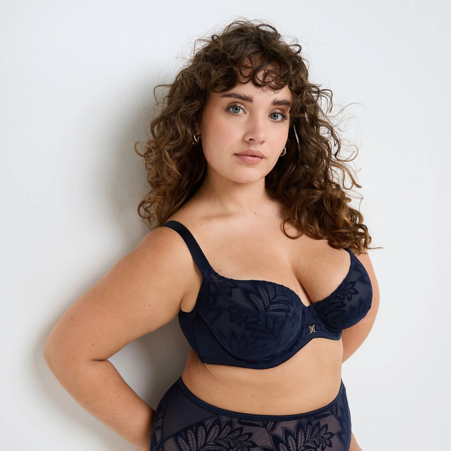 Soutien-gorge Emboîtant Fantine Marine – Lingerie Grande Taille avec Tulle Floqué et Détails Satin 1 Soutien-gorge Emboîtant Fantine Marine – Lingerie Grande Taille avec Tulle Floqué et Détails Satin