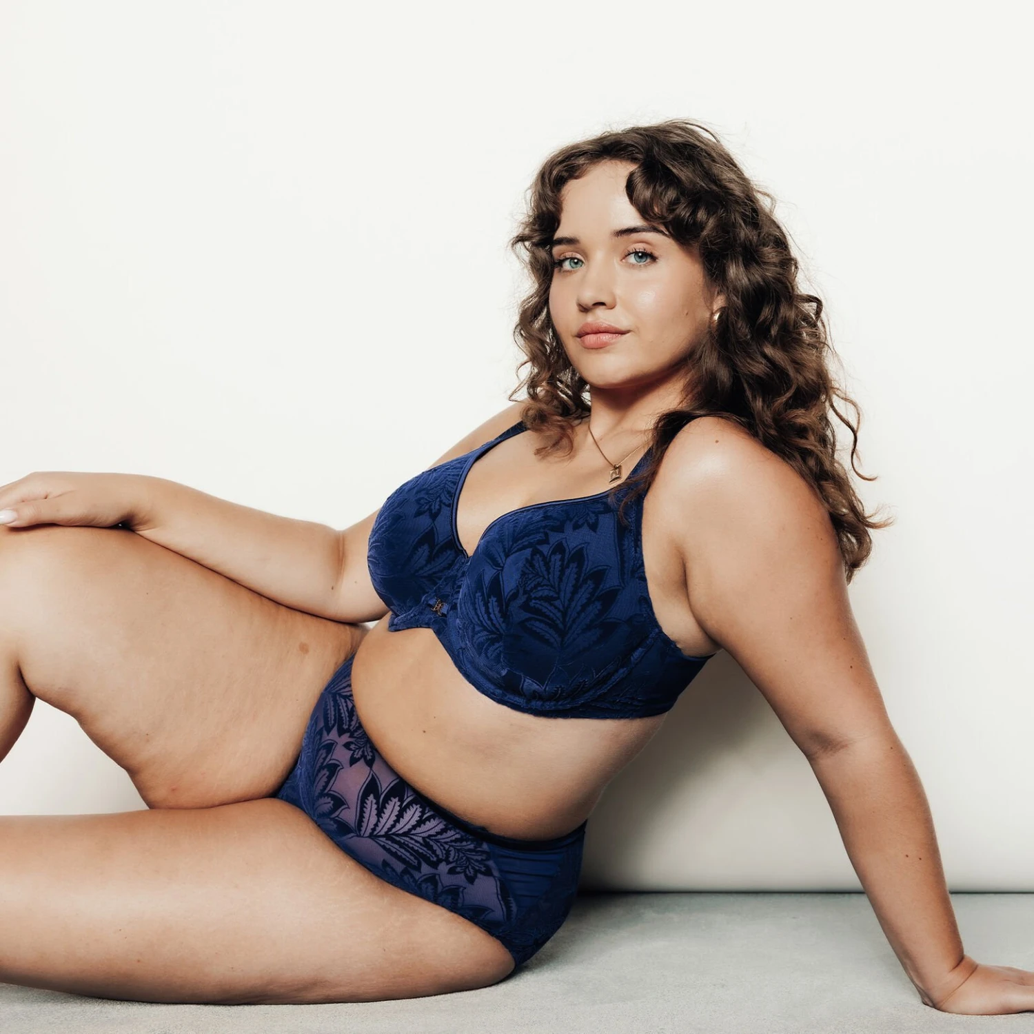 Soutien-gorge Emboîtant Fantine Marine – Lingerie Grande Taille avec Tulle Floqué et Détails Satin 2 Soutien-gorge Emboîtant Fantine Marine – Lingerie Grande Taille avec Tulle Floqué et Détails Satin – Image 2