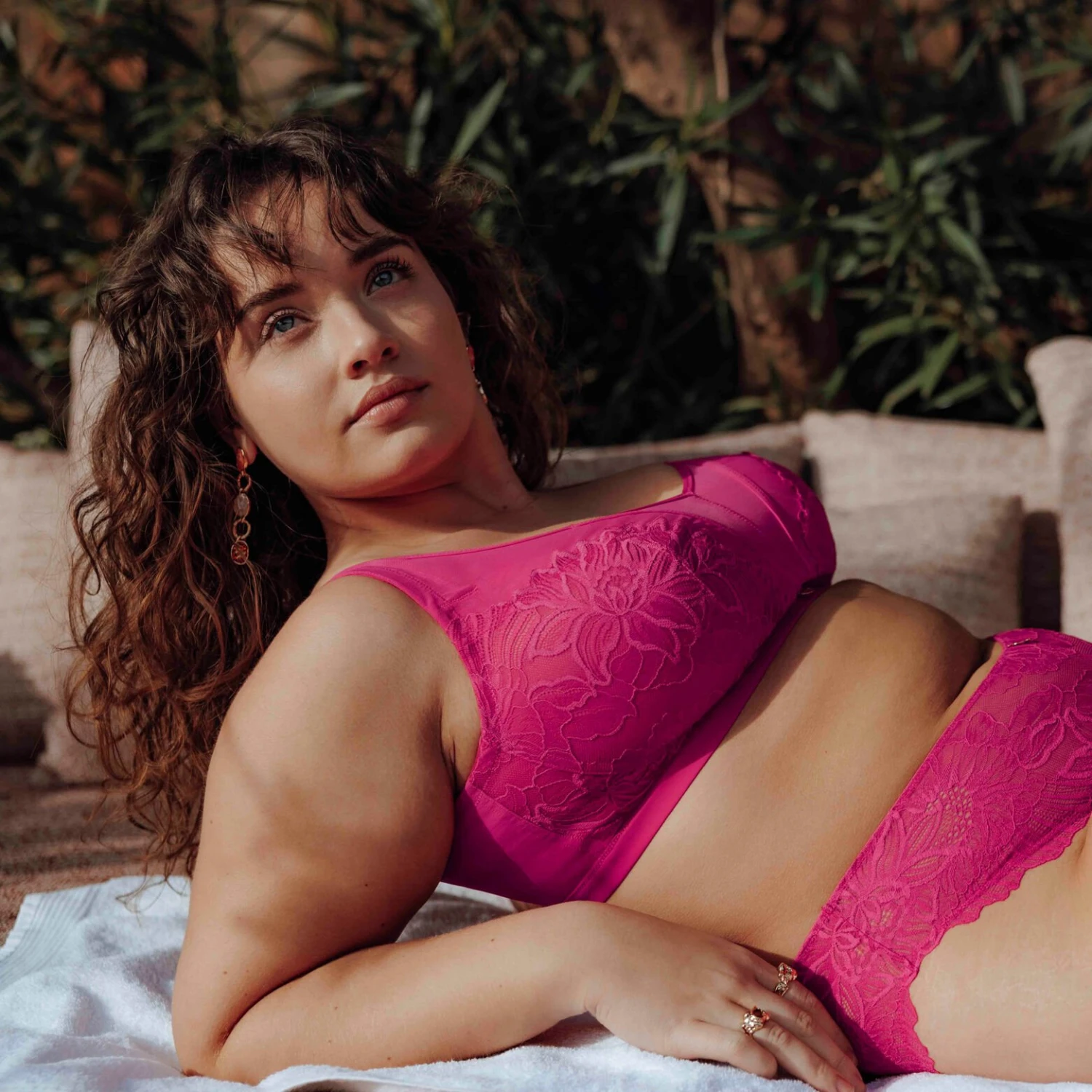 Soutien-Gorge Foulard Sans Armatures DONA + Fuchsia – Dentelle Florale et Maintien Grandes Tailles 2 Soutien-Gorge Foulard Sans Armatures DONA + Fuchsia – Dentelle Florale et Maintien Grandes Tailles – Image 2