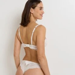 Soutien-gorge Emboîtant GLADYS Blanc – Lingerie en Dentelle Ajourée et Satin avec Bijou Doré -ROUGEGORGE 21248200 D