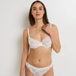 Soutien-gorge Emboîtant GLADYS Blanc – Lingerie en Dentelle Ajourée et Satin avec Bijou Doré