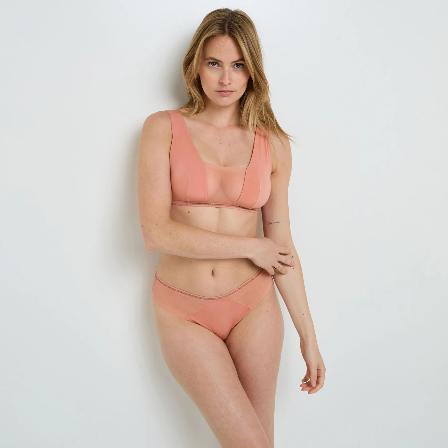 Brassière GINNY Rose Pétale en Microfibre – Décolleté Carré et Tulle Sans Armatures 1 Brassière GINNY Rose Pétale en Microfibre – Décolleté Carré et Tulle Sans Armatures