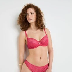 Gemini – Soutien-gorge Emboîtant Fuchsia en Dentelle Végétale et Détails Bijoux