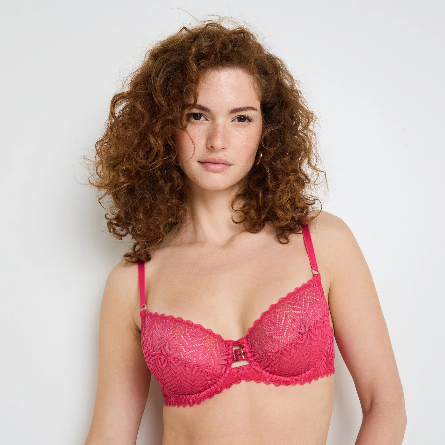 Gemini – Soutien-gorge Emboîtant Fuchsia en Dentelle Végétale et Détails Bijoux 2 Gemini – Soutien-gorge Emboîtant Fuchsia en Dentelle Végétale et Détails Bijoux – Image 2