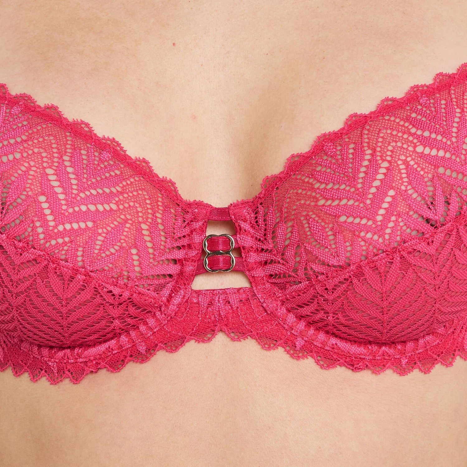Gemini – Soutien-gorge Emboîtant Fuchsia en Dentelle Végétale et Détails Bijoux 3 Gemini – Soutien-gorge Emboîtant Fuchsia en Dentelle Végétale et Détails Bijoux – Image 3