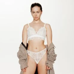 Soutien-gorge Blanc sans armature GREASE – Dentelle Florale et Bijou Doré Effet Ampliforme