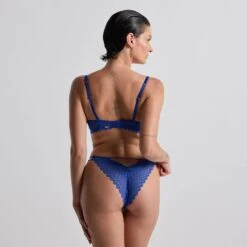 Soutien-gorge Corbeille ANNA Bleu Vibrant – Dentelle Graphique et Bijou Doré 7 Soutien-gorge Corbeille ANNA Bleu Vibrant – Dentelle Graphique et Bijou Doré -ROUGEGORGE 21300900 D