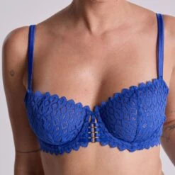 Soutien-gorge Corbeille ANNA Bleu Vibrant – Dentelle Graphique et Bijou Doré 6 Soutien-gorge Corbeille ANNA Bleu Vibrant – Dentelle Graphique et Bijou Doré -ROUGEGORGE 21300900 Z