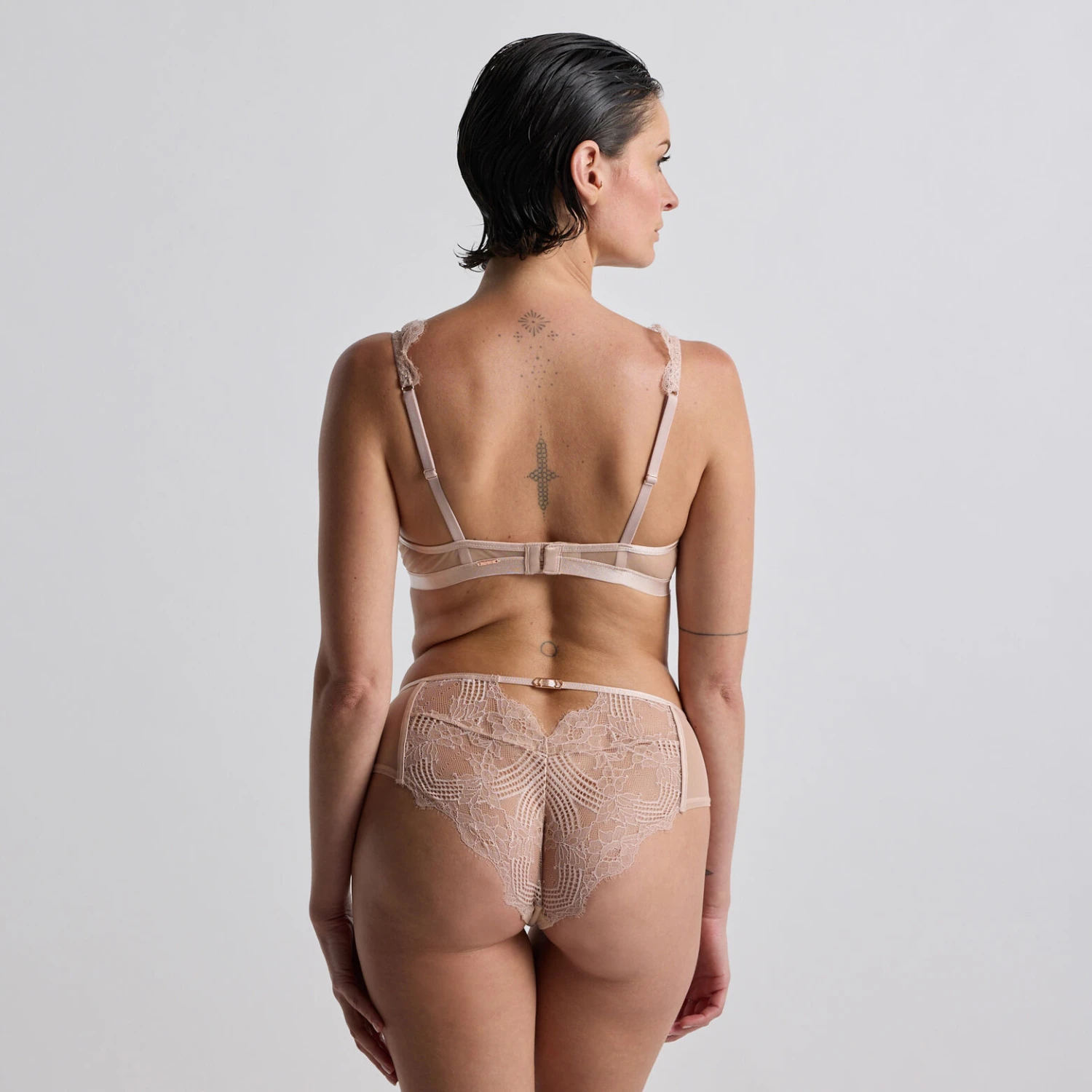 Soutien-gorge Plunge AMBRE Rose Poudre - Dentelle Bohème et Décolleté Sensuel 4 Soutien-gorge Plunge AMBRE Rose Poudre - Dentelle Bohème et Décolleté Sensuel – Image 4