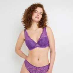 HYPE Soutien-Gorge Ampliforme Foulard Violet - Dentelle Fleurie et Bijou Entre-seins