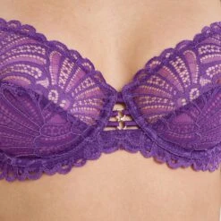 HYPE Soutien-Gorge Emboîtant Violet Vibrant en Dentelle Recyclée – Lingerie à Jeux de Liens et Détails Dorés -ROUGEGORGE 21319800 Z