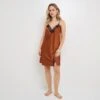 Nuisette HAIDA Satin Marron avec Dentelle Ajourée – Lingerie de Nuit Glamour Courte