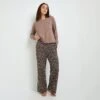 Pantalon de Pyjama Hobby Marron Imprimé Peau de Bête – Coupe Ample Évasée en Fibres Recyclées