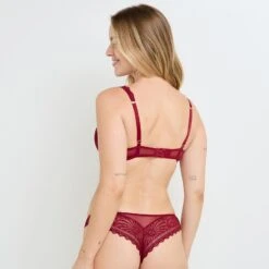 Soutien-Gorge Ampliforme Rouge Fallon – Dentelle Brodée et Bijoux Dorés Style Foulard 7 Soutien-Gorge Ampliforme Rouge Fallon – Dentelle Brodée et Bijoux Dorés Style Foulard -ROUGEGORGE 21373100 D