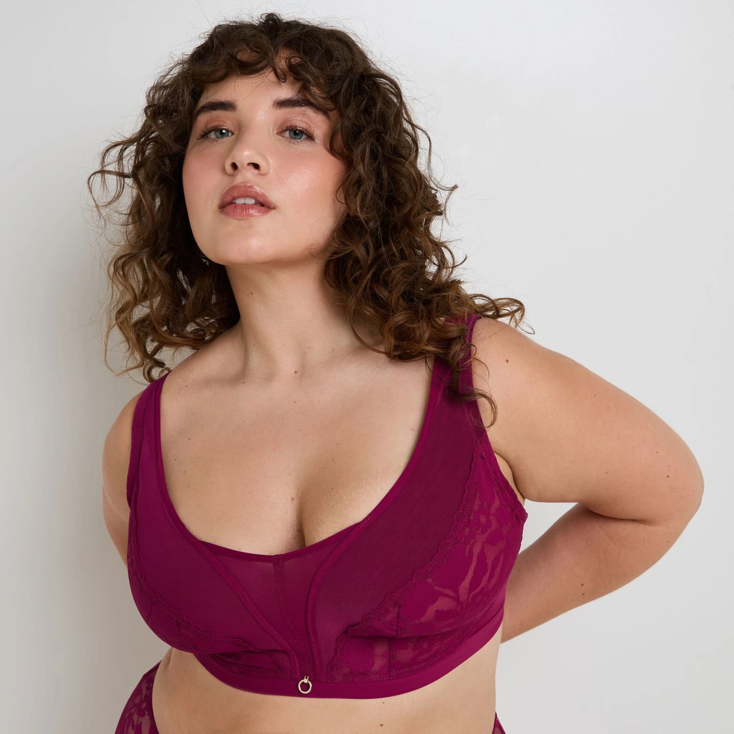 Soutien-gorge Sans Armatures FRAN Prune – Tulle Floral et Détails Dorés Style Courbes+ 2 Soutien-gorge Sans Armatures FRAN Prune – Tulle Floral et Détails Dorés Style Courbes+ – Image 2