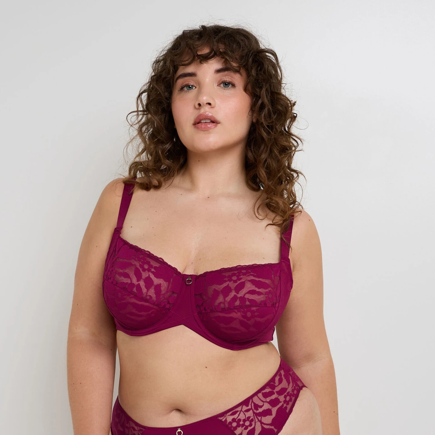 Soutien-gorge Emboîtant FRAN Prune – Dentelle Florale et Maintien Courbes + 1 Soutien-gorge Emboîtant FRAN Prune – Dentelle Florale et Maintien Courbes +