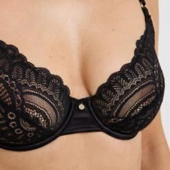 Soutien-Gorge Emboîtant Noir Gladys – Dentelle Ajourée et Satin avec Bijou Doré 6 Soutien-Gorge Emboîtant Noir Gladys – Dentelle Ajourée et Satin avec Bijou Doré -ROUGEGORGE 21404700 Z