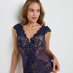 Body Ampliforme Marine Houda en Dentelle et Plumetis – Dos Nu Géométrique -ROUGEGORGE 21458400 D