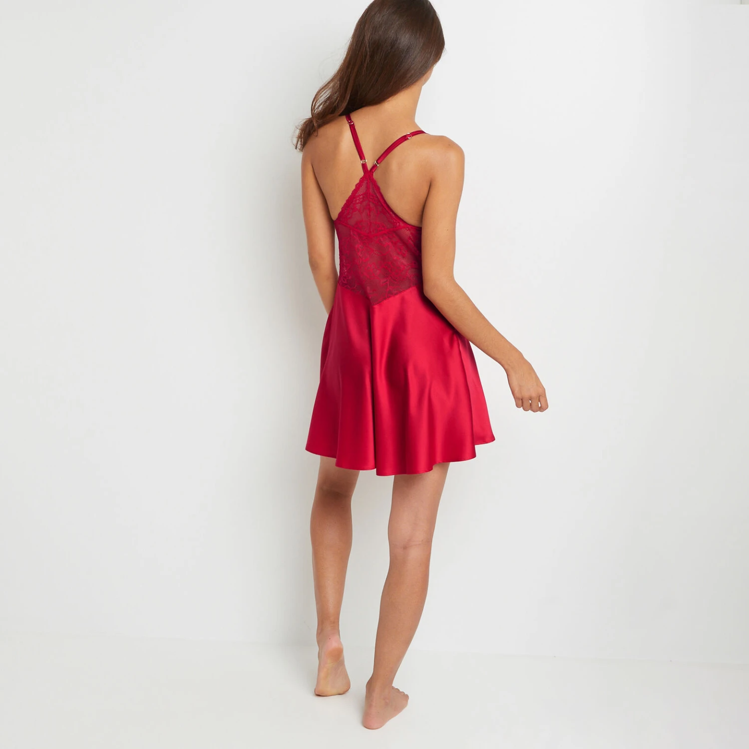Nuisette Triangle en Dentelle Rouge TRINITY – Satin Brillant et Dos Nageur 4 Nuisette Triangle en Dentelle Rouge TRINITY – Satin Brillant et Dos Nageur – Image 4