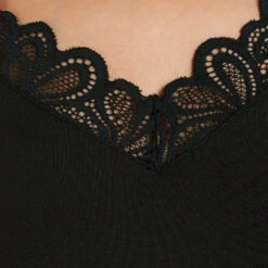 Haut de Pyjama SYARA Noir – T-Shirt Manches Courtes avec Col V en Dentelle -ROUGEGORGE 43186800 Z