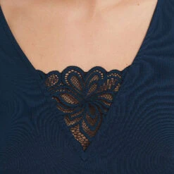 Nuisette SYARA Marine en Viscose et Dentelle - Coupe Big T-shirt Manches Courtes -ROUGEGORGE 43187501 Z