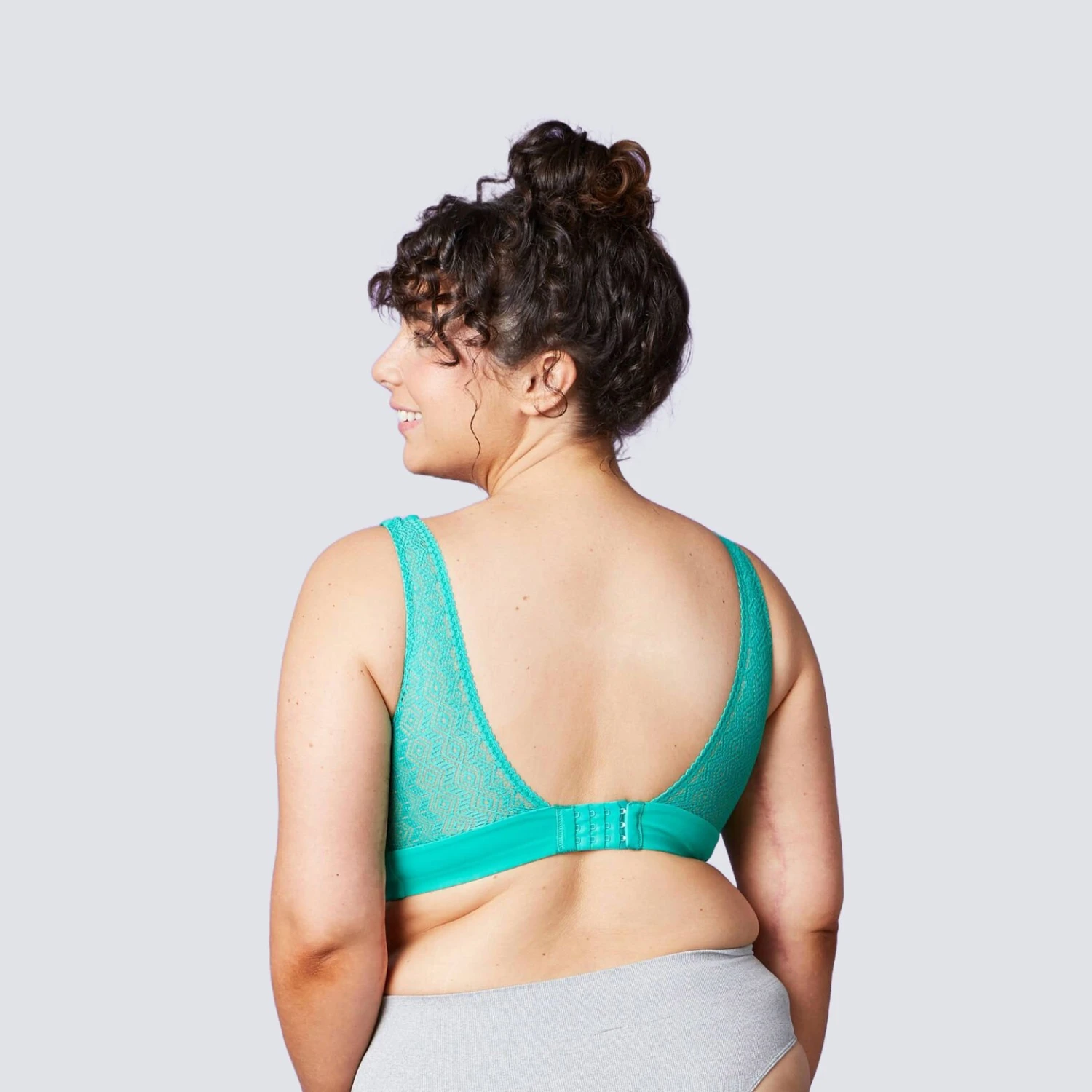 Brassière Gwen Vert Sapin – Soutien-Gorge Sans Armatures avec Dos Dentelle Graphique 2 Brassière Gwen Vert Sapin – Soutien-Gorge Sans Armatures avec Dos Dentelle Graphique – Image 2