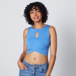 IRIS Crop Top Ciel – Brassière Effet Croisé et Brassière Intégrée en Microfibre Douce